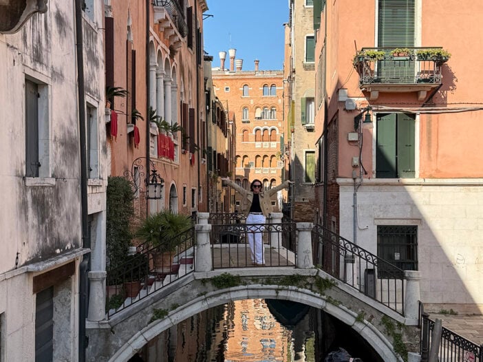 Lindsay in Venice on bridge